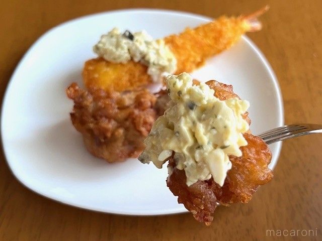 食べるタルタルソースをつけてフォークにさしたからあげ