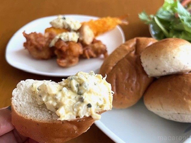 半分に切ったロールパンに食べるタルタルソースをのせている