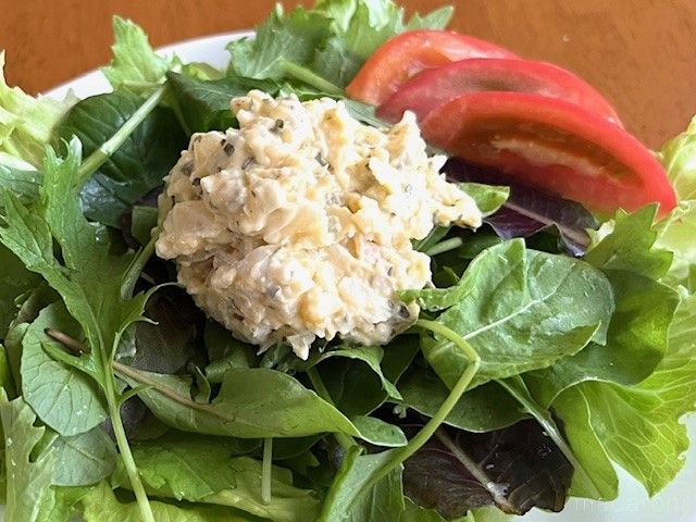 フレッシュなレタスやベビーローフの上に食べるタルタルソースが盛り付けてある