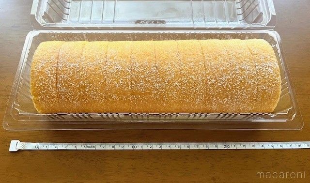 テーブルに置かれたロールケーキとメジャー