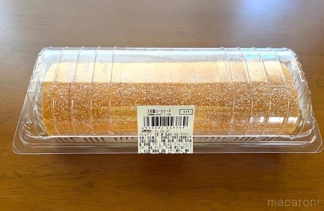 10切れ入りの大きなロールケーキがパックに入っている