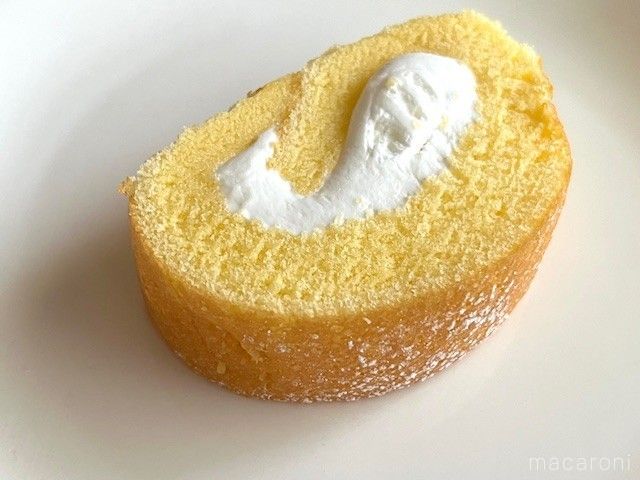 ロールケーキの1切れがお皿にのっている
