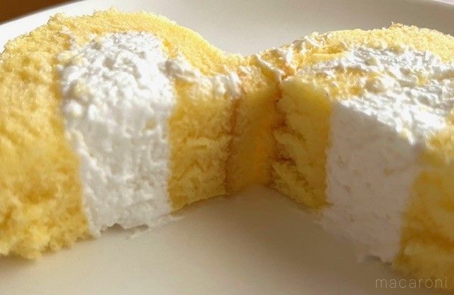 1切れのロールケーキを半分に切った断面