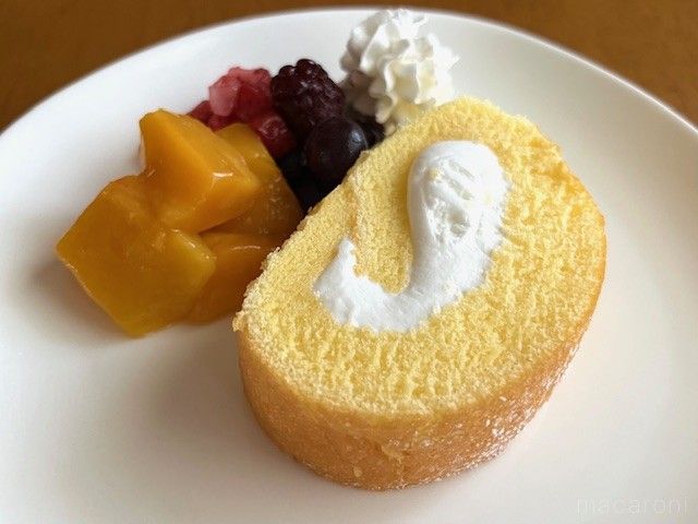 お皿にマンゴー、ラズベリー、ブルーベリー、ホイップクリームが盛り付けられている