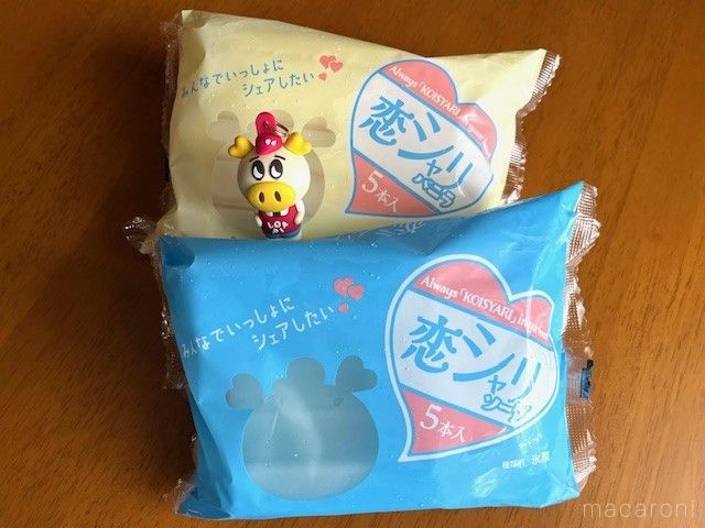 テーブルの上にバニラとソーダ味のアイスが袋に入って置いてある