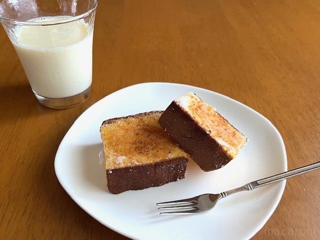 ミルクとキャラメリゼカステラがテーブルに置いてある