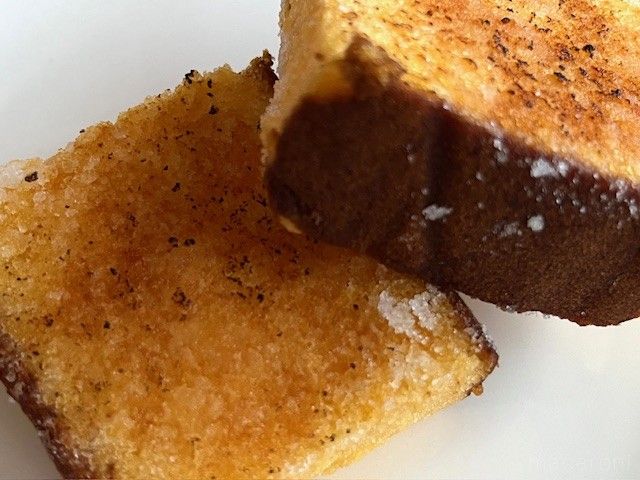 きつね色にキャラメリゼされたカステラ