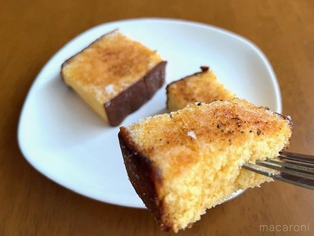 をフォークに刺したロピアのキャラメリゼカステラ