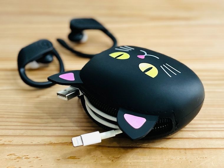 カルディのぷにぷに にゃんころポーチにケーブルを収納した様子