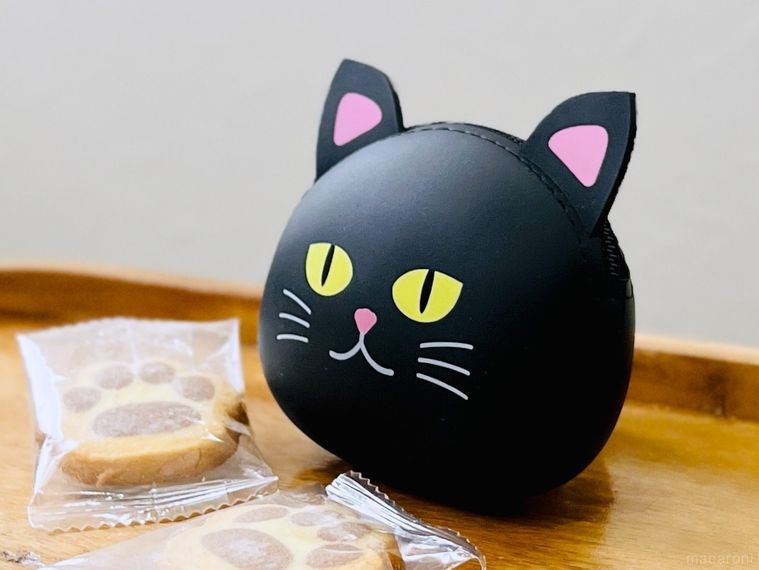 カルディのぷにぷに にゃんころポーチをお盆にのせた様子