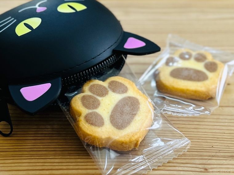カルディのぷにぷに にゃんころポーチからクッキーを取り出した様子