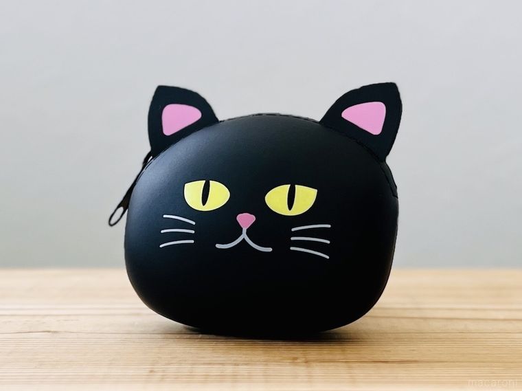 カルディのぷにぷに にゃんころポーチがテーブルの上に置かれた様子