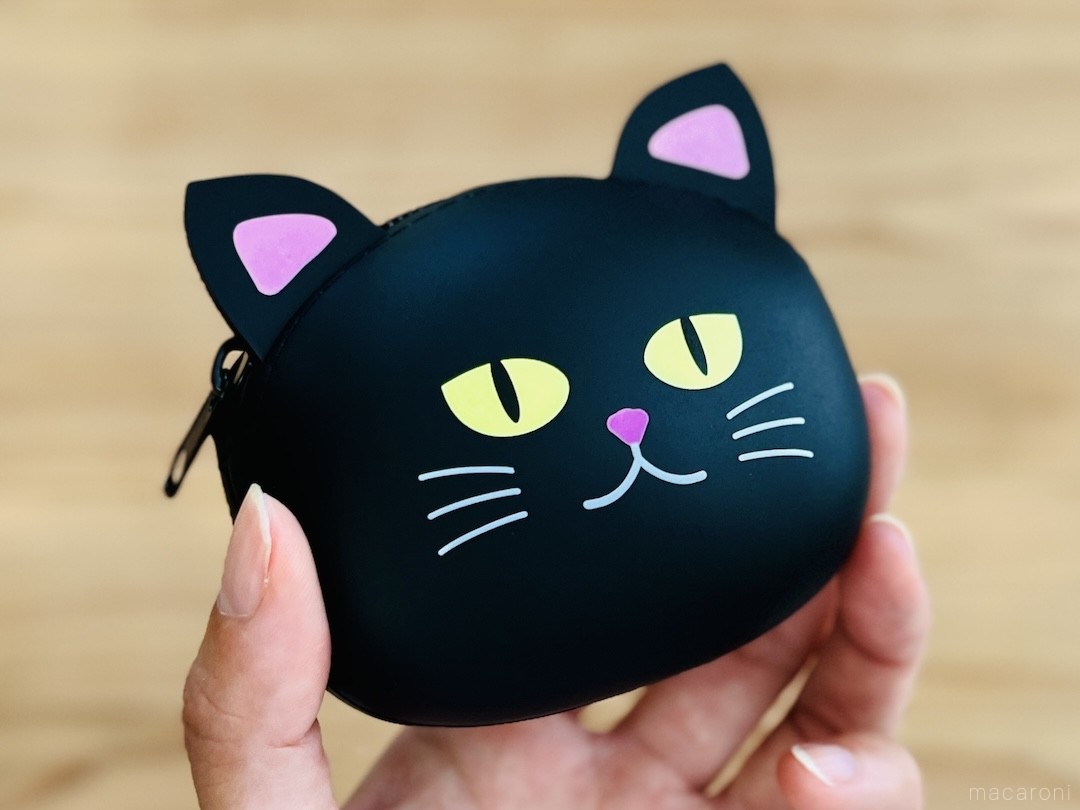 達観したまなざしにキュン♪ カルディの「にゃんころポーチ」が『癒や