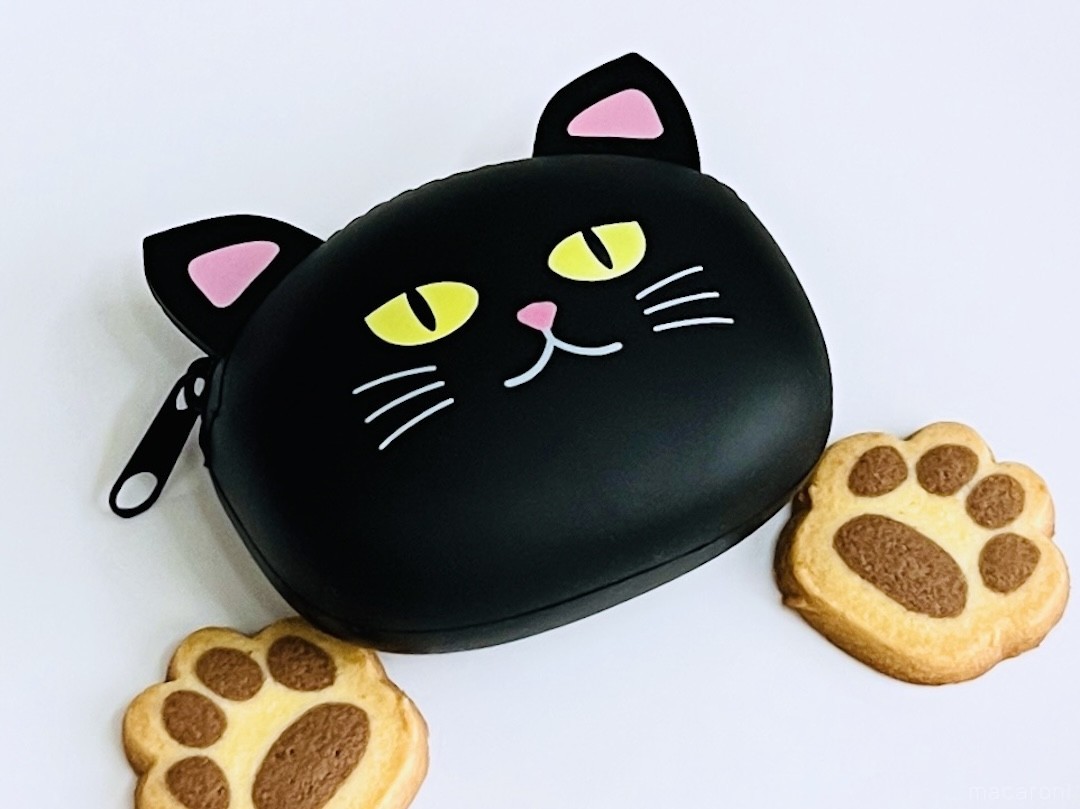 達観したまなざしにキュン♪ カルディの「にゃんころポーチ」が『癒や