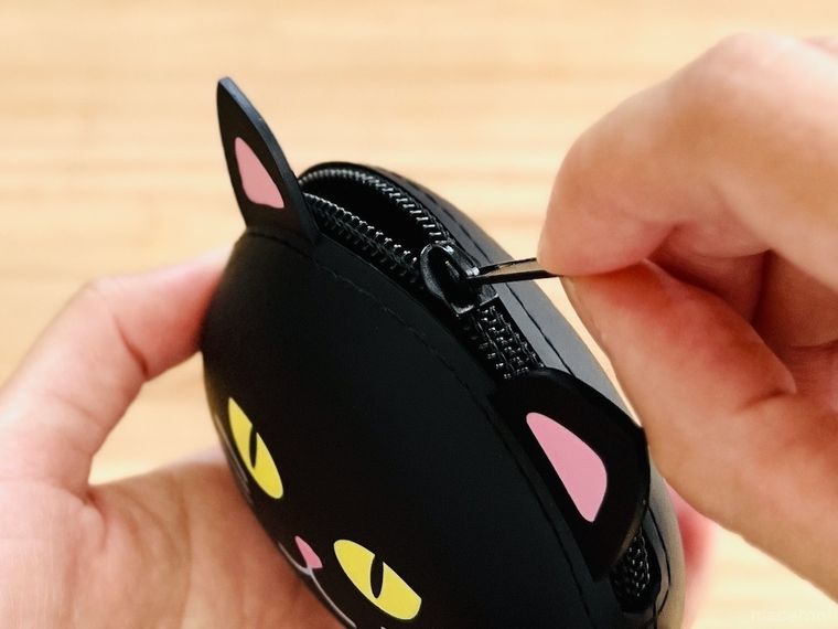 カルディのぷにぷに にゃんころポーチを開けている様子