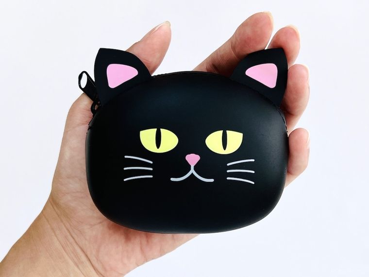 カルディのぷにぷに にゃんころポーチを手のひらにのせた様子