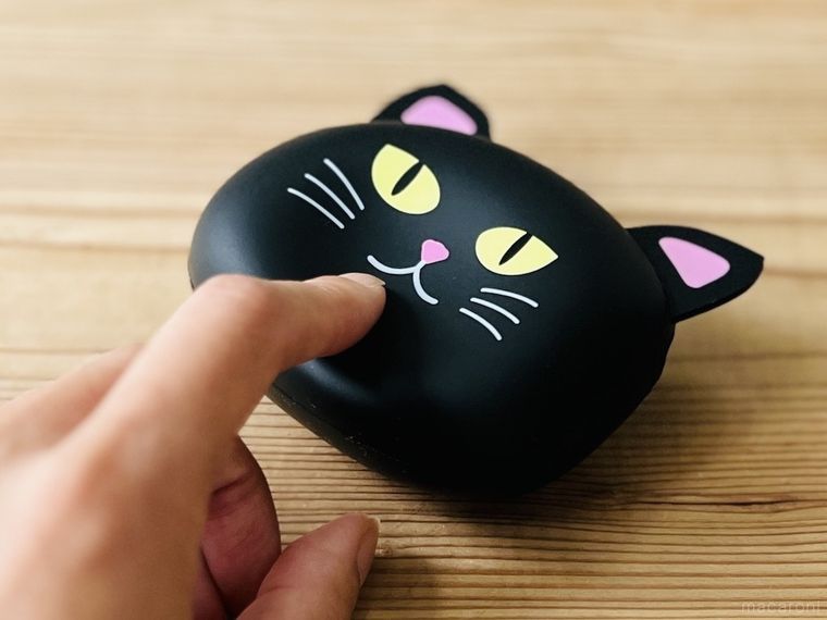 カルディのぷにぷに にゃんころポーチを指で押している様子