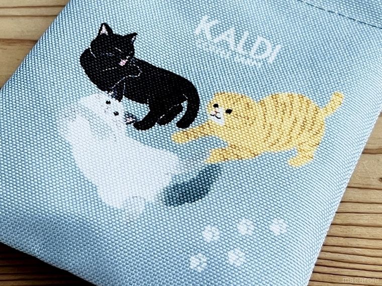 テーブルに置かれたカルディのぱっちんポーチ