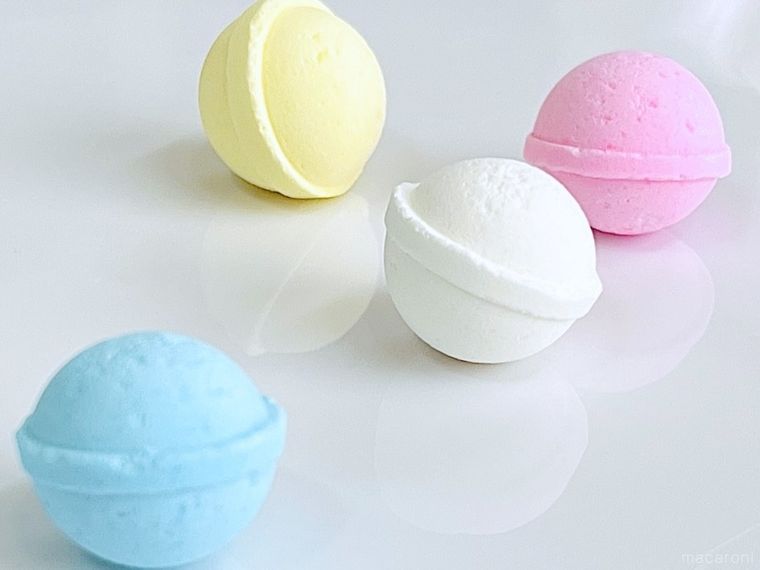 青色、白色、黄色、ピンク色のラムネ