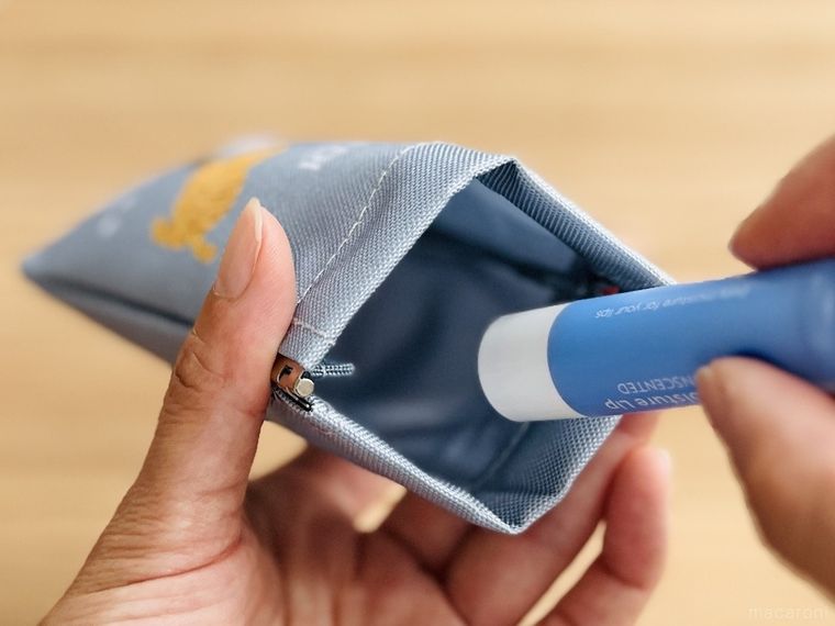 カルディのぱっちんポーチにリップを入れている様子