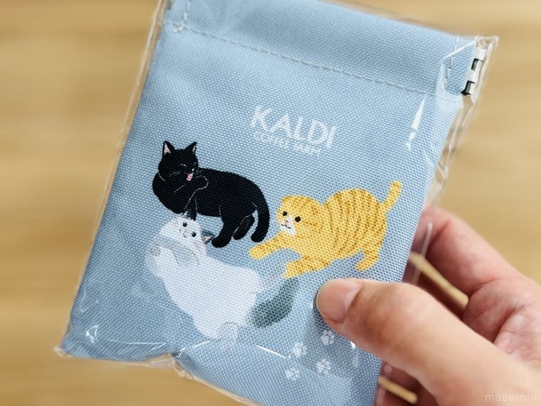 カルディのぱっちんポーチを手で持っている様子