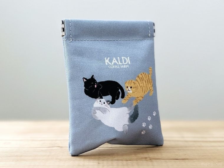 テーブルに置かれたカルディのぱっちんポーチ