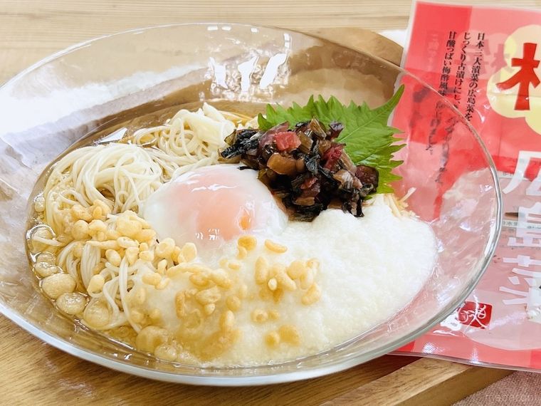 ご飯がすすむ 梅広島菜、温泉卵、とろろ、天かす、大葉がのったそうめん