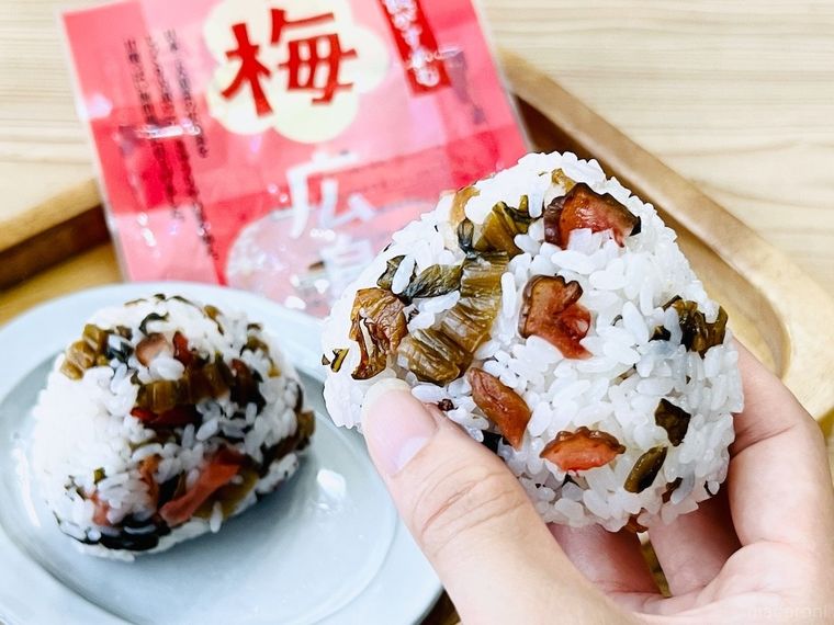 ご飯がすすむ 梅広島菜を混ぜ込んだおにぎり
