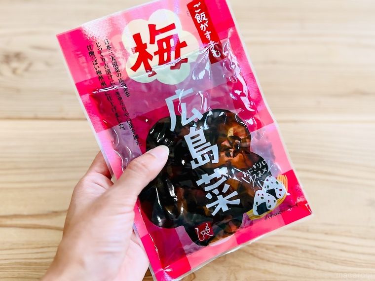 カルディのご飯がすすむ 梅広島菜を手で持っている様子