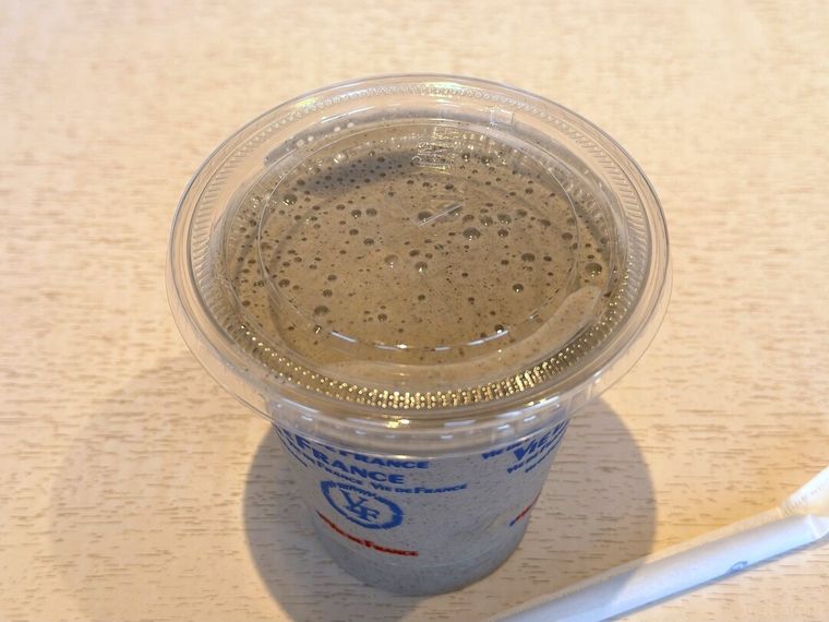 テーブルに置かれた濃厚バナナスムージー黒ごま