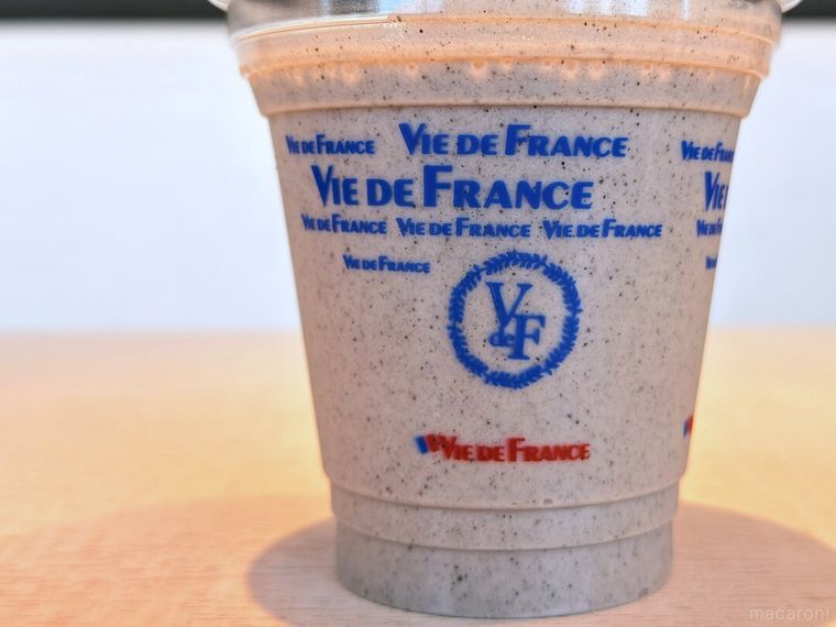 ヴィドフランスのカップに入った濃厚バナナスムージー黒ごま