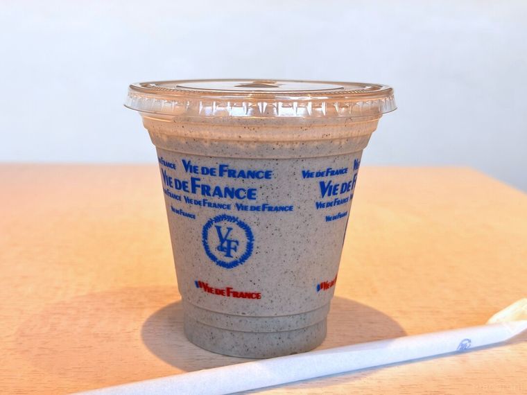 ストローが添えられた濃厚バナナスムージー黒ごま