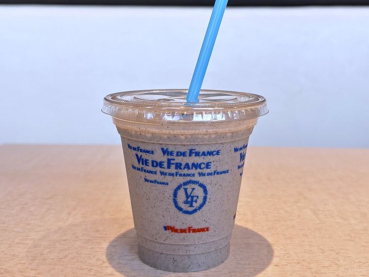 ストローをさした濃厚バナナスムージー黒ごま