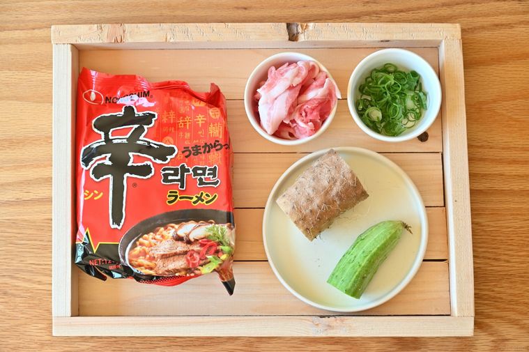 木のトレイにのった辛ラーメンと複数の食材