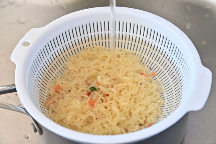 ゆであがった麺を冷水で冷やしている