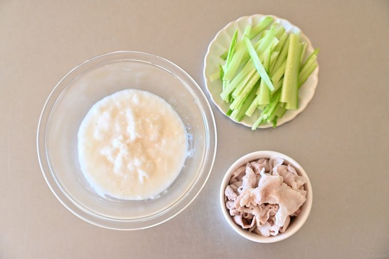 すりおろした山いもと細切りきゅうりとゆで豚肉が並んでいる