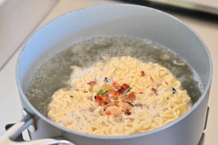 手鍋でインスタント麺をゆでている