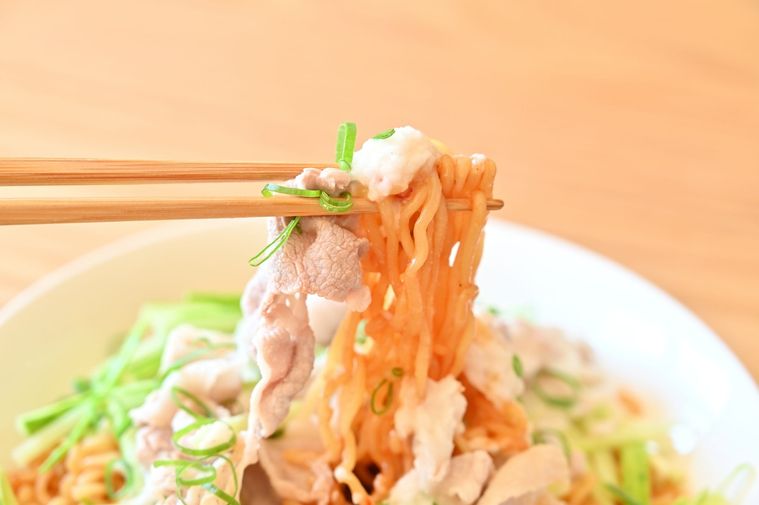 冷やし辛ラーメンを箸で持ち上げている