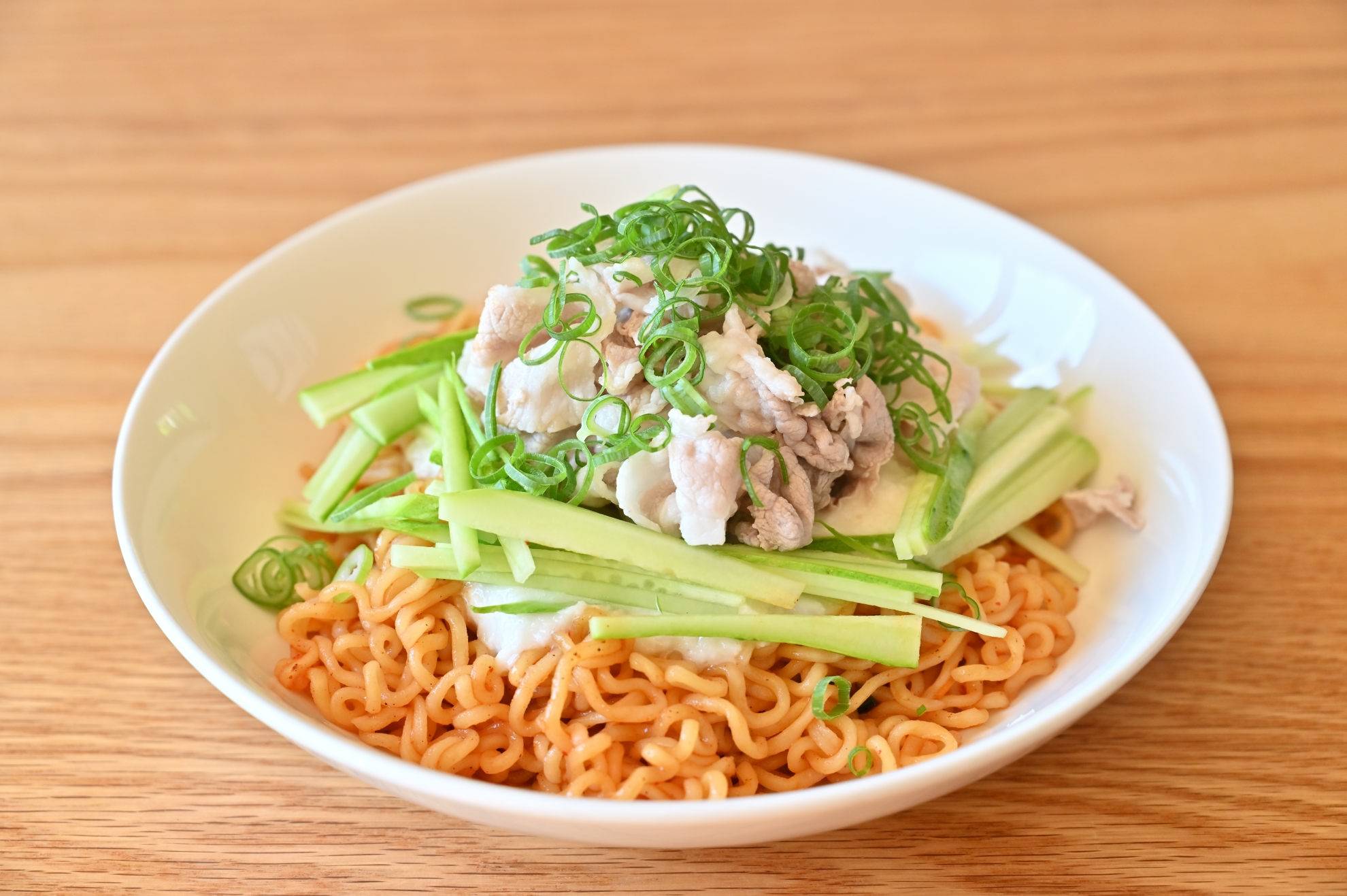 夏におすすめ「冷やし辛ラーメン」の作り方。ねばねば×旨辛でクセに
