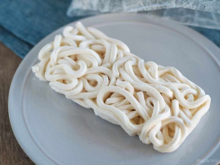 パッケージから取り出してお皿にのせた冷凍讃岐うどん