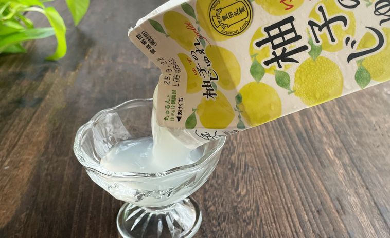 柚子のじゅれをパッケージから器にうつしているところ