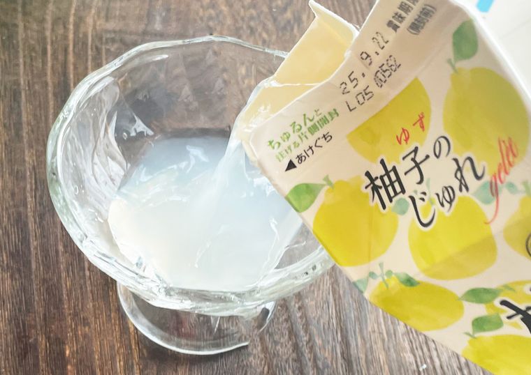 業務スーパー柚子のじゅれを器に注いでいるところ