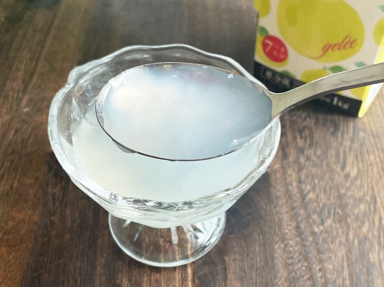 柚子のじゅれをスプーンですくっている写真