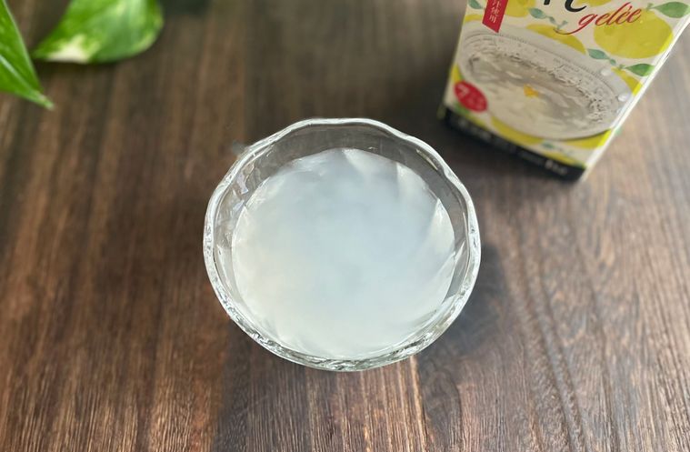 ガラスの器に盛り付けた柚子のじゅれ