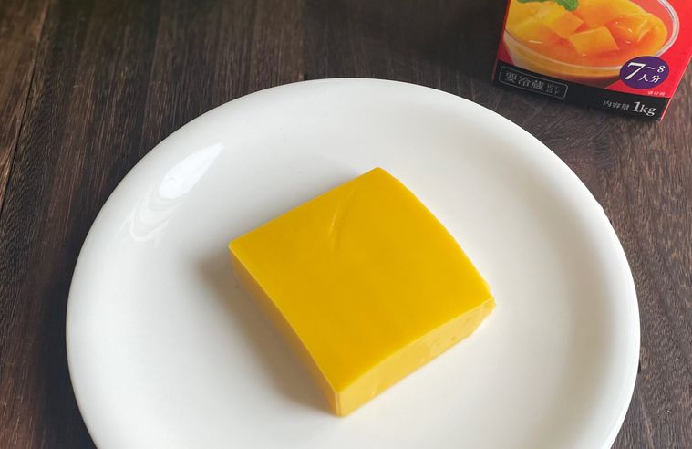 カットしてお皿に取り分けた芳醇贅沢マンゴー