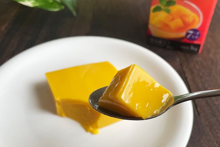 芳醇贅沢マンゴーをスプーンですくっているところ