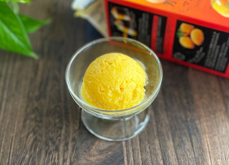 芳醇贅沢マンゴーで作ったアイスクリーム