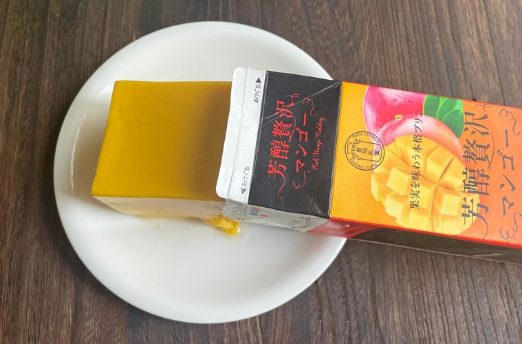 芳醇贅沢マンゴーの中身をお皿にスライドさせている写真