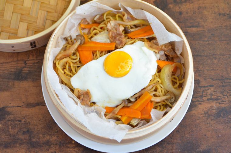 せいろで作った卵入り焼きそば