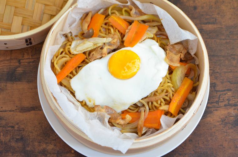 せいろに入った焼きそば